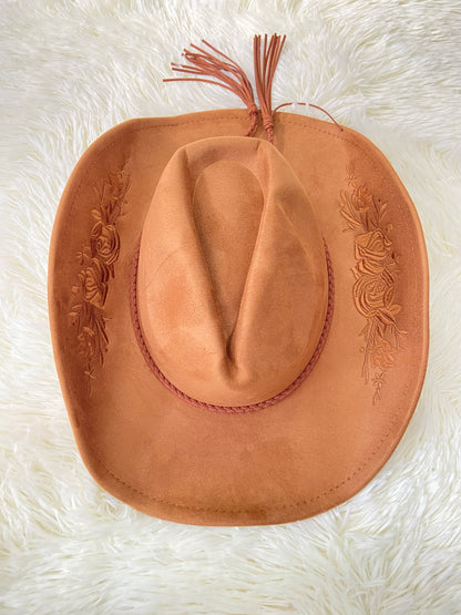 Sombrero, marron con bordado de flores en los lados y lazos, estilo vaquero.