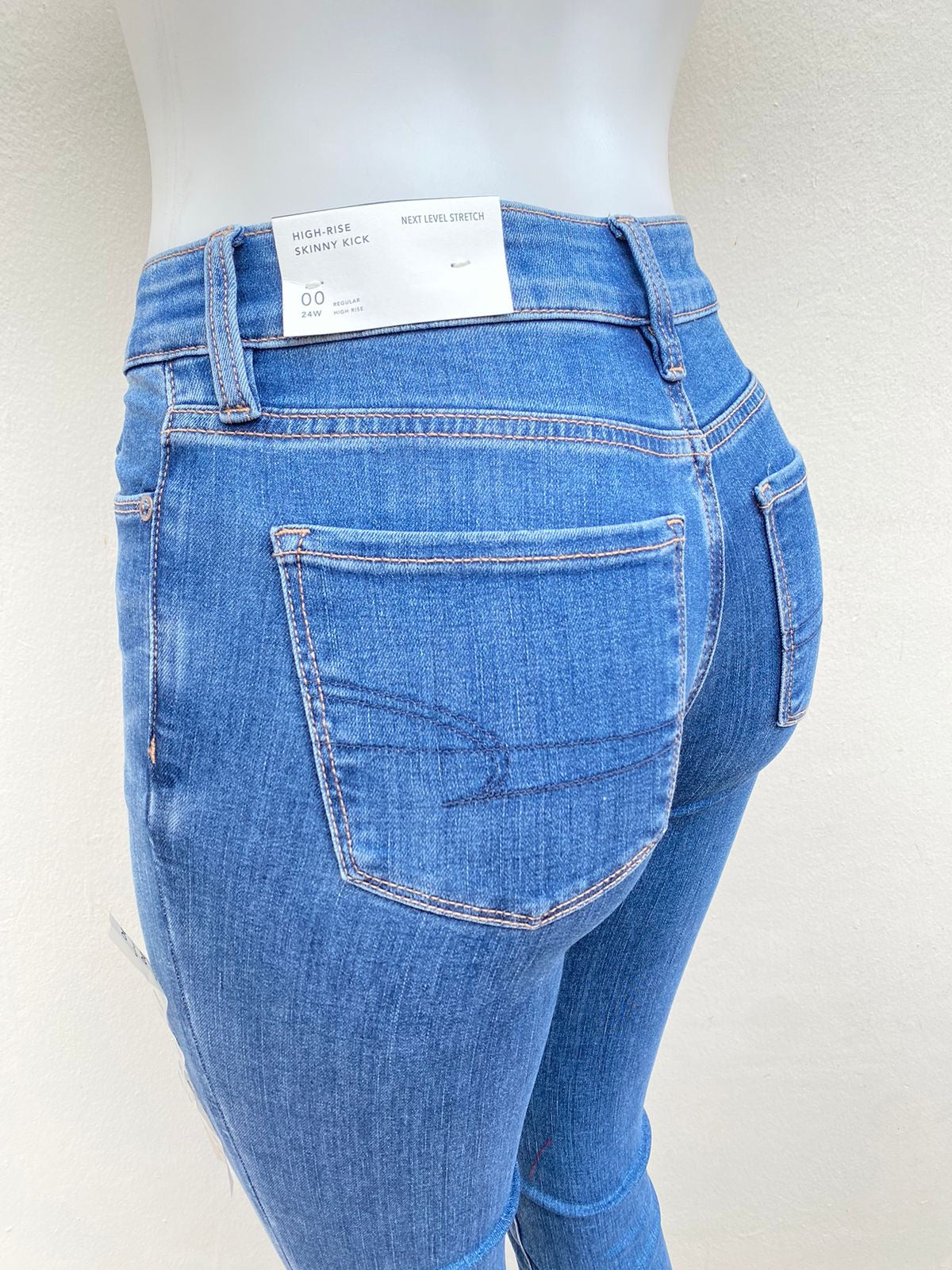 Pantalón Jean American Eagle original azul liso, HIGH-RISE SKINNY KICK.