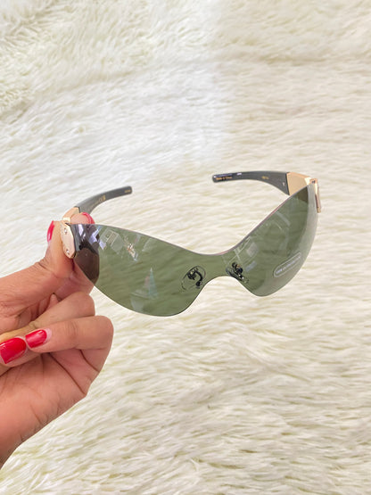 Lentes con micas verde y detalle en color dorado atrás.