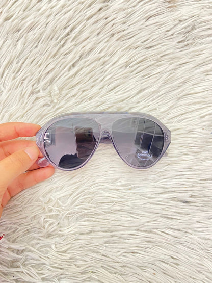 Lentes diseñados con protección UV 100-400 para proteger tu visión. En color gris transparente y micas oscuras