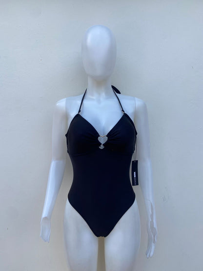 Biquini, negro liso con placa en medio en forma de corazón y lazos ajustables.