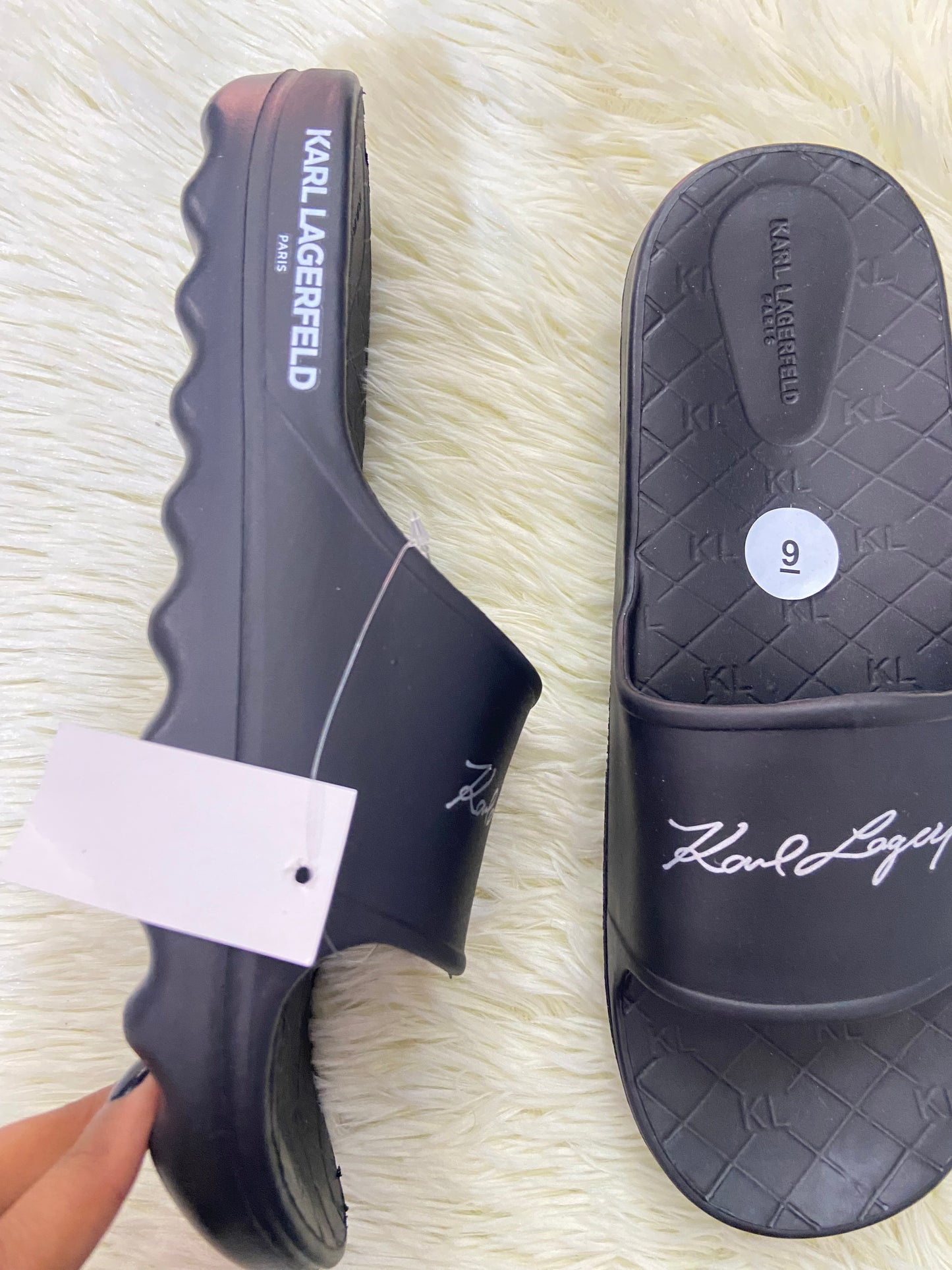 Sandalias KARL LAGERFELD original, negra con letras de la marca en cursiva.