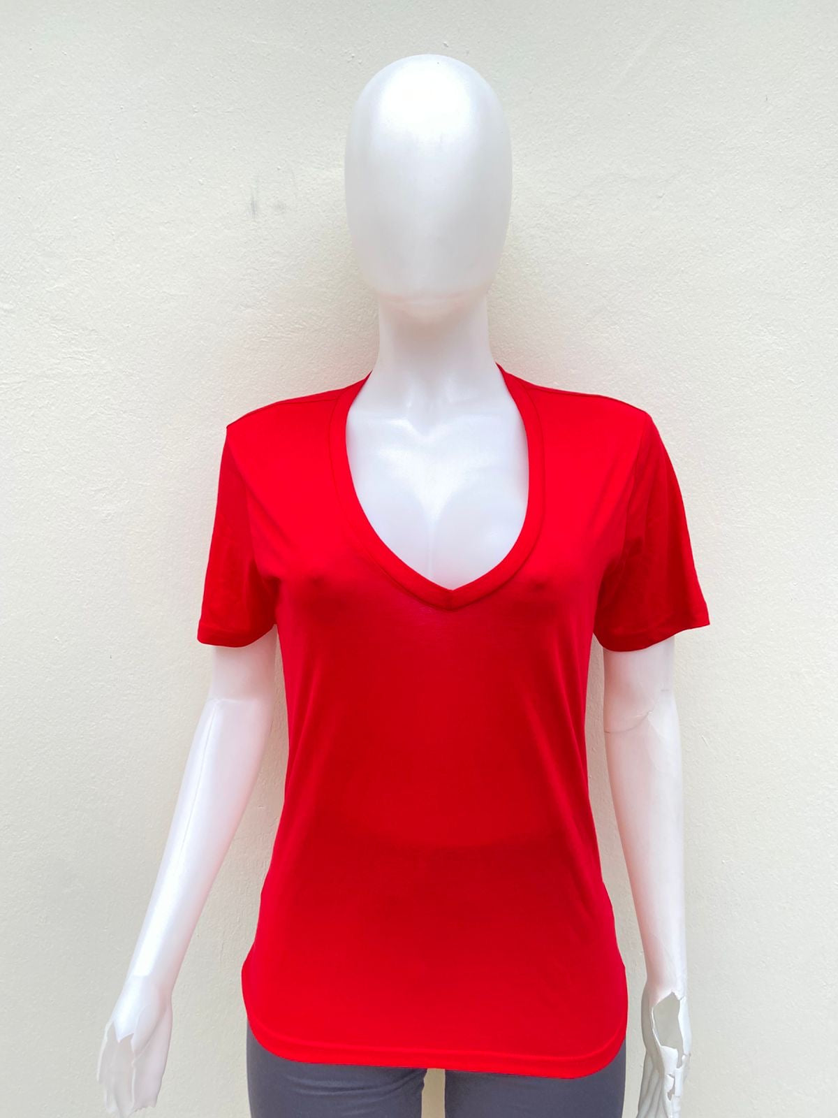 T-shirt, rojo liso con escote v, esencial.