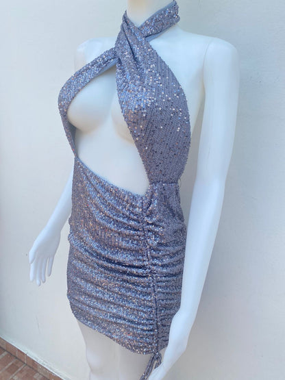 Vestido mini Fashion Nova plateado, tela stretch que se adapta a ti y lazo ajustable.
