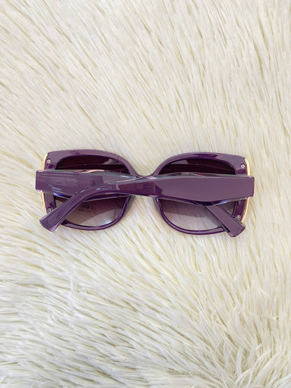 Lentes, morado oscuro con micas negras y detalles en dorado,protección UV de 100-400.