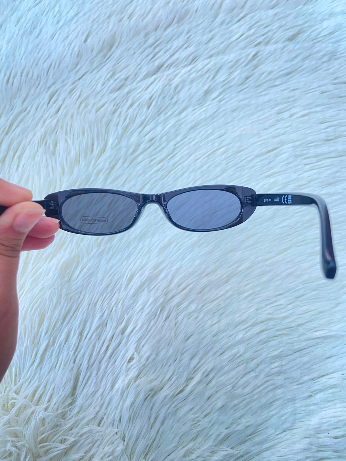 Lentes, pequeños en color negro con micas negras.