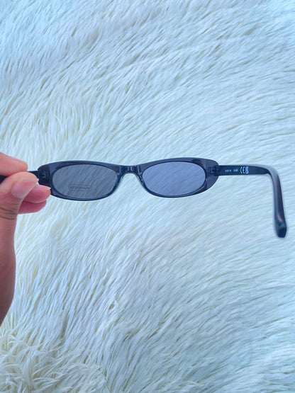 Lentes, pequeños en color negro con micas negras.