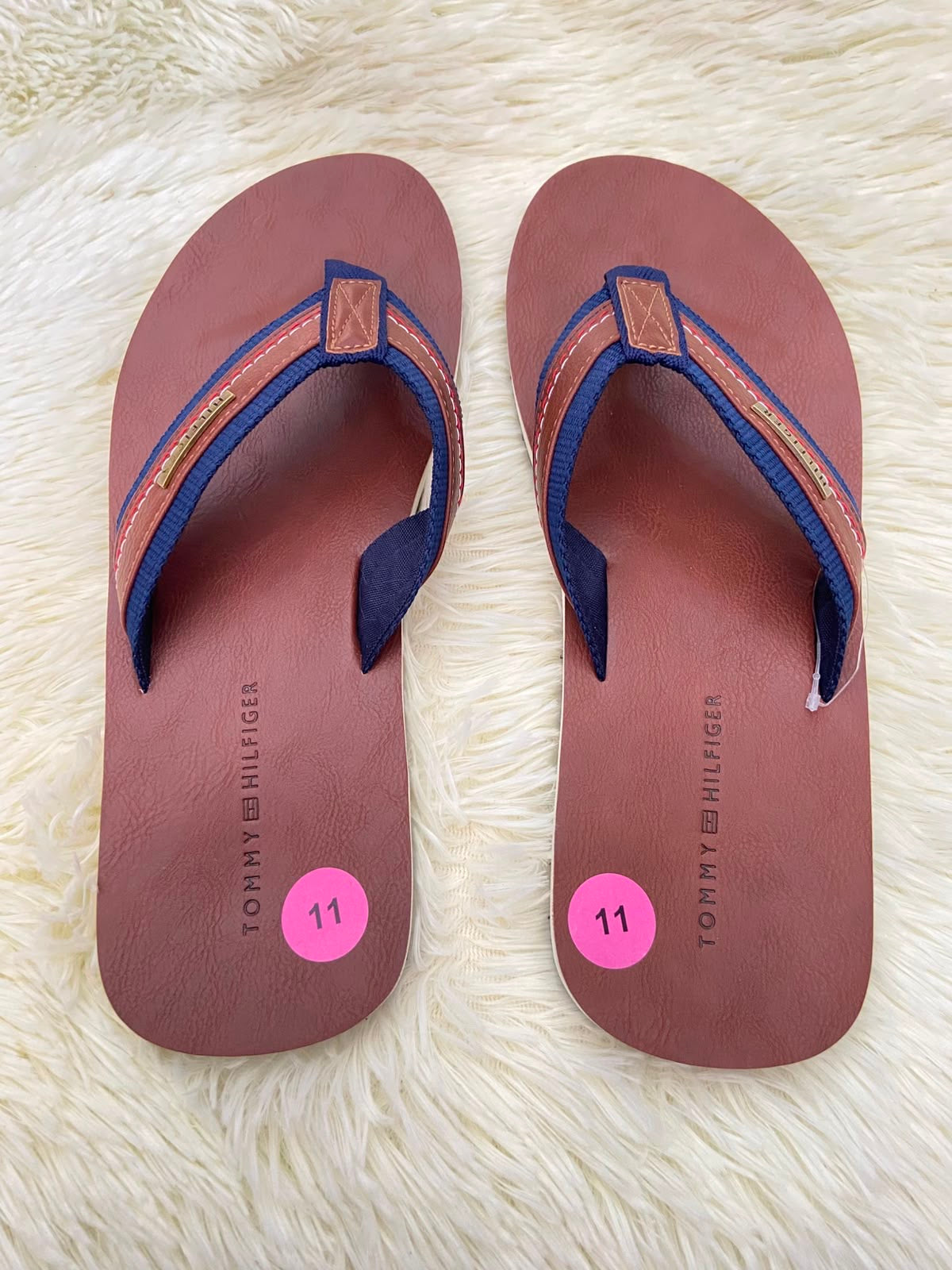 Sandalias TOMMY HILFIGER Original, Marron oscuro con detalles en color azul marino y placa HILFIGER en color bronce.