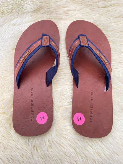 Sandalias TOMMY HILFIGER Original, Marron oscuro con detalles en color azul marino y placa HILFIGER en color bronce.