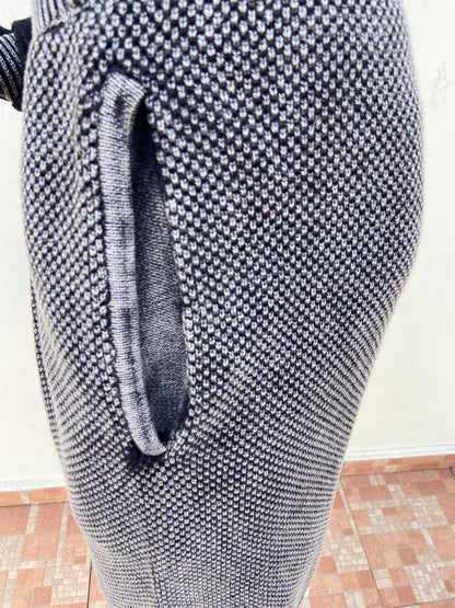 Bermuda, negra/gris con lazo ajustable y bolsillos en los lados,