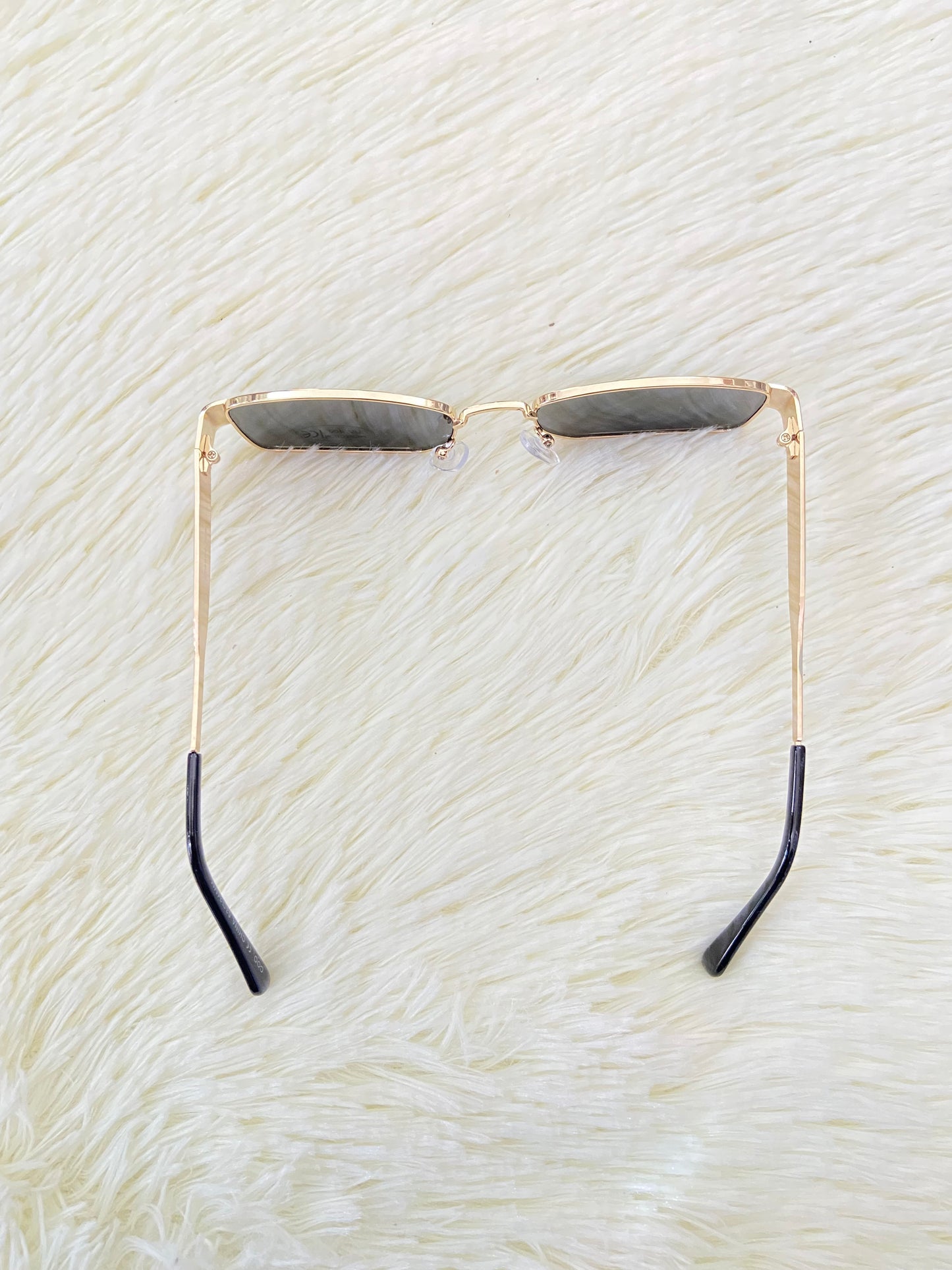 Lentes, negros con montura en color dorado, pequeños con protección UV 400.