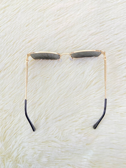 Lentes, negros con montura en color dorado, pequeños con protección UV 400.