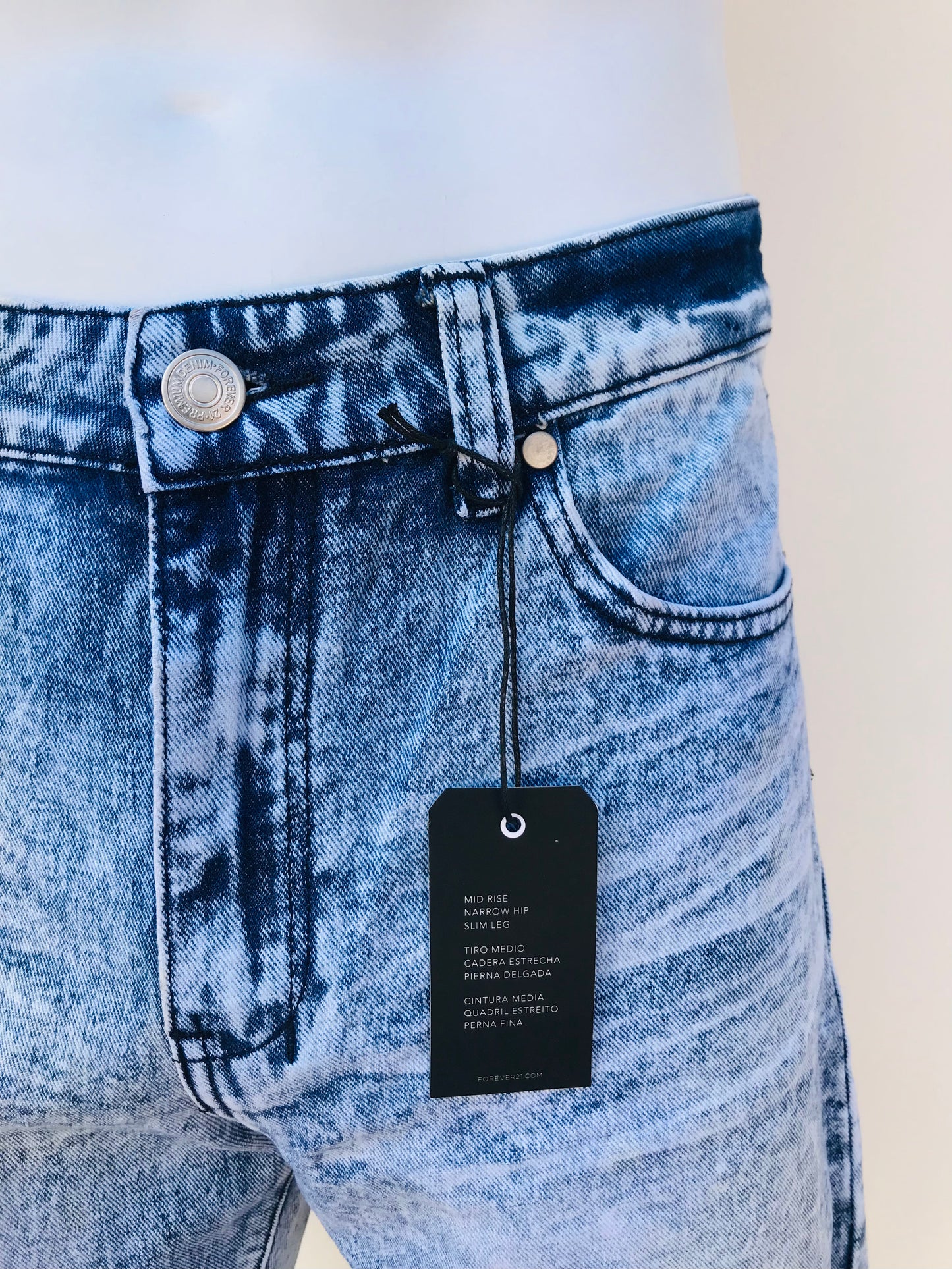 Bermuda FOREVER 21 original, jeans claro en degrado blanco sin ruedo.