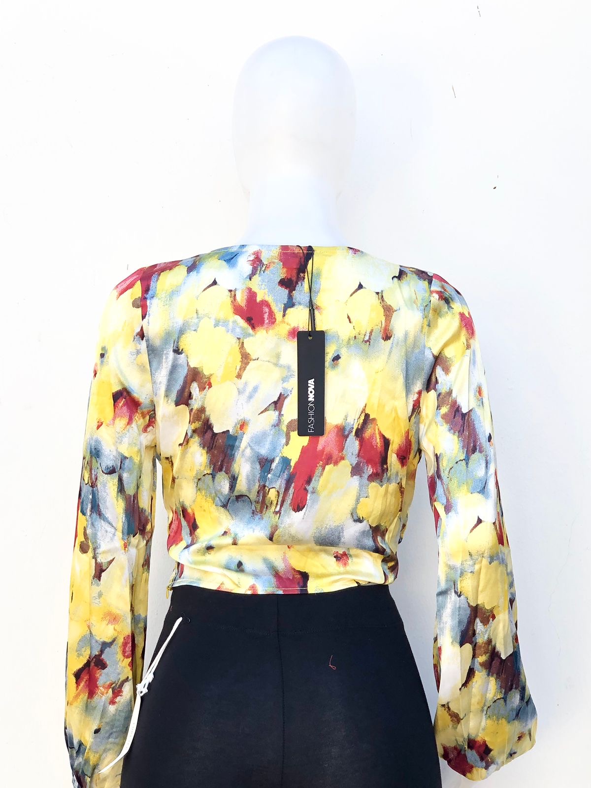 Blusa, amarilla con estampado de colores rojo y azul.