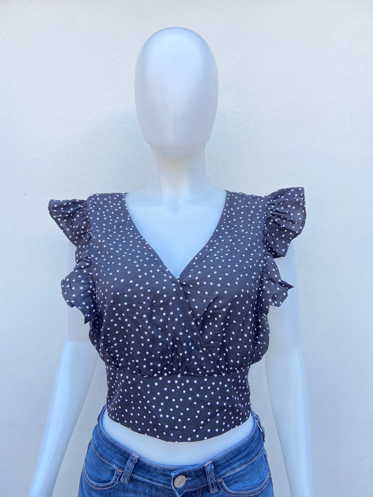 Blusa negra con estampado de bolitas blancas.