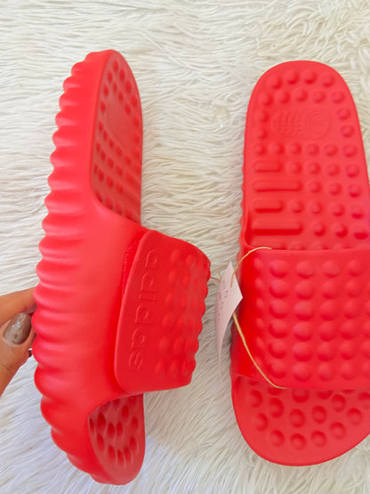 Sandalias Adidas original roja con estilo confort, ajustables.