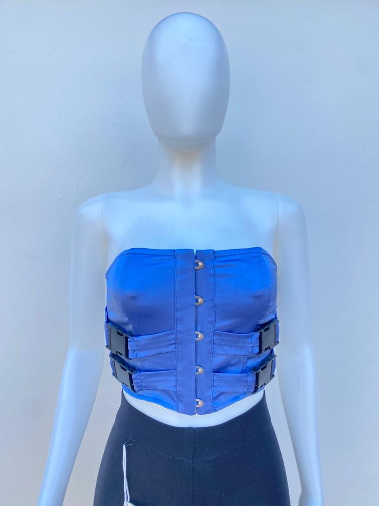 Top Fashion Nova original azul denim, strapless, estilo corset y ganchos en color negro.