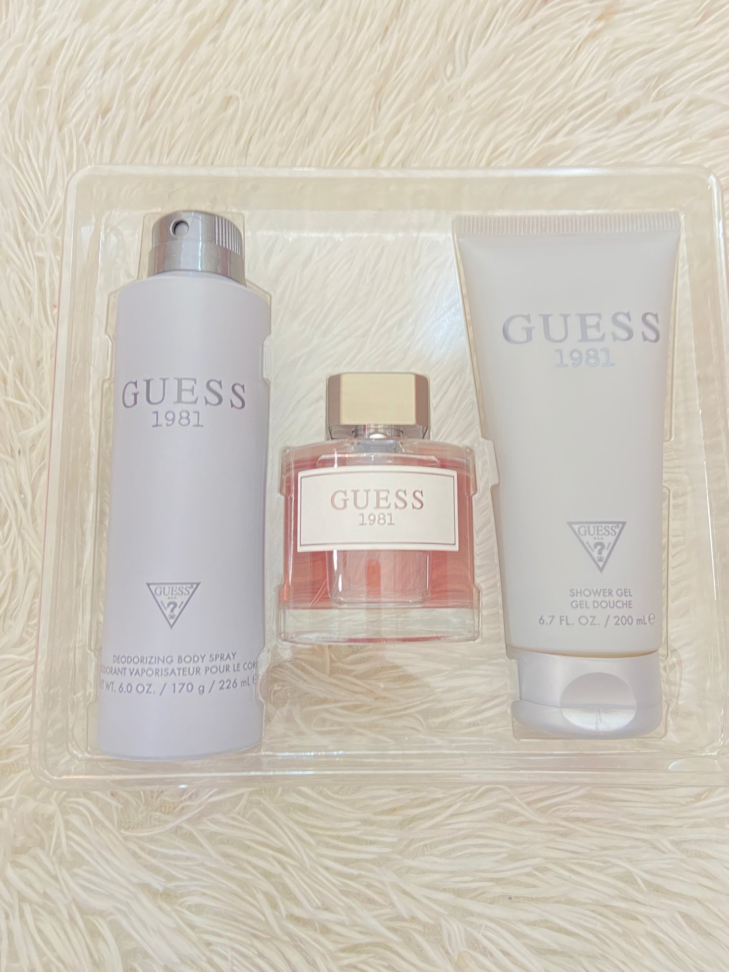 Set Guess 1981 original, de desodorante, gel de baño y perfume.