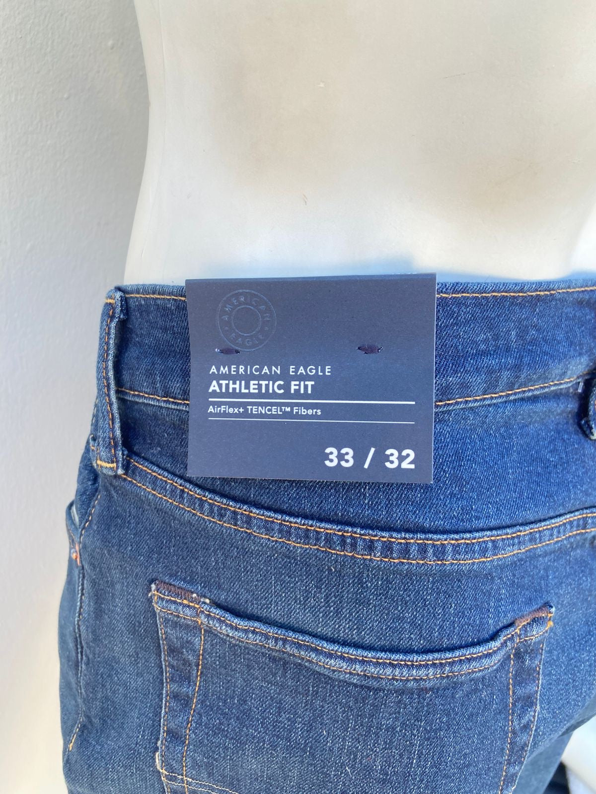 Pantalon jean AMERICAN EAGLE Original, en color azul oscuro liso Airflex ATHLETIC FIT.