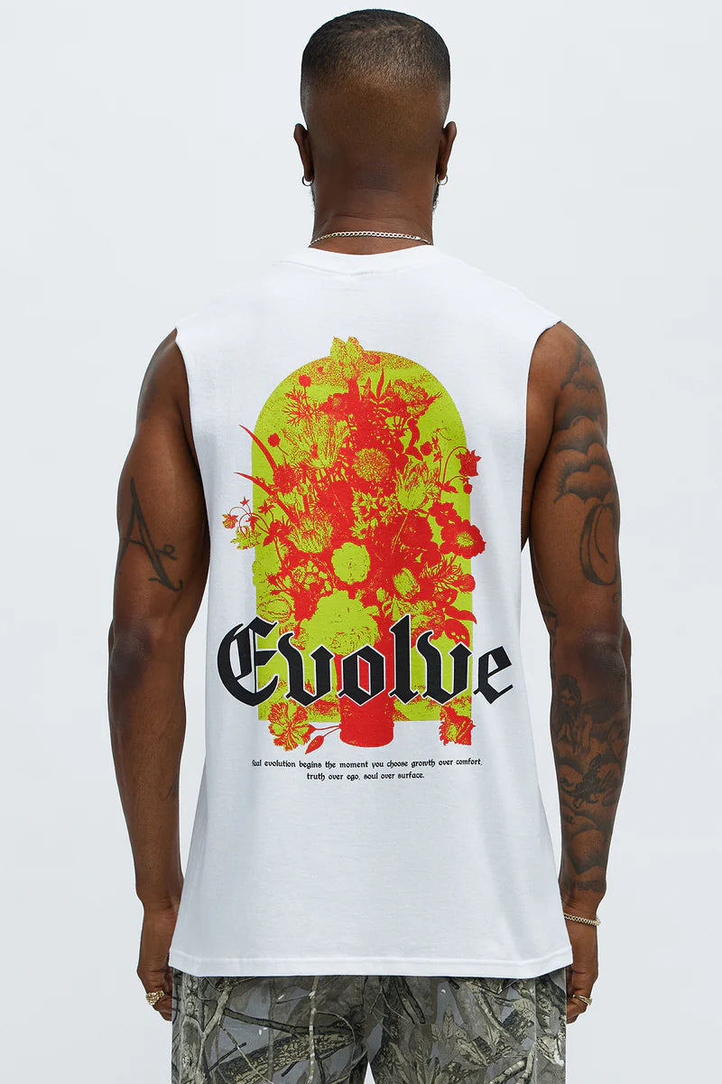 Franela blanca con letra en color negra al frente EVOLVE y diseño atras.