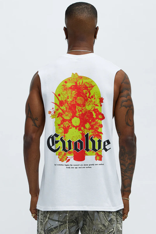 Franela blanca con letra en color negra al frente EVOLVE y diseño atras.