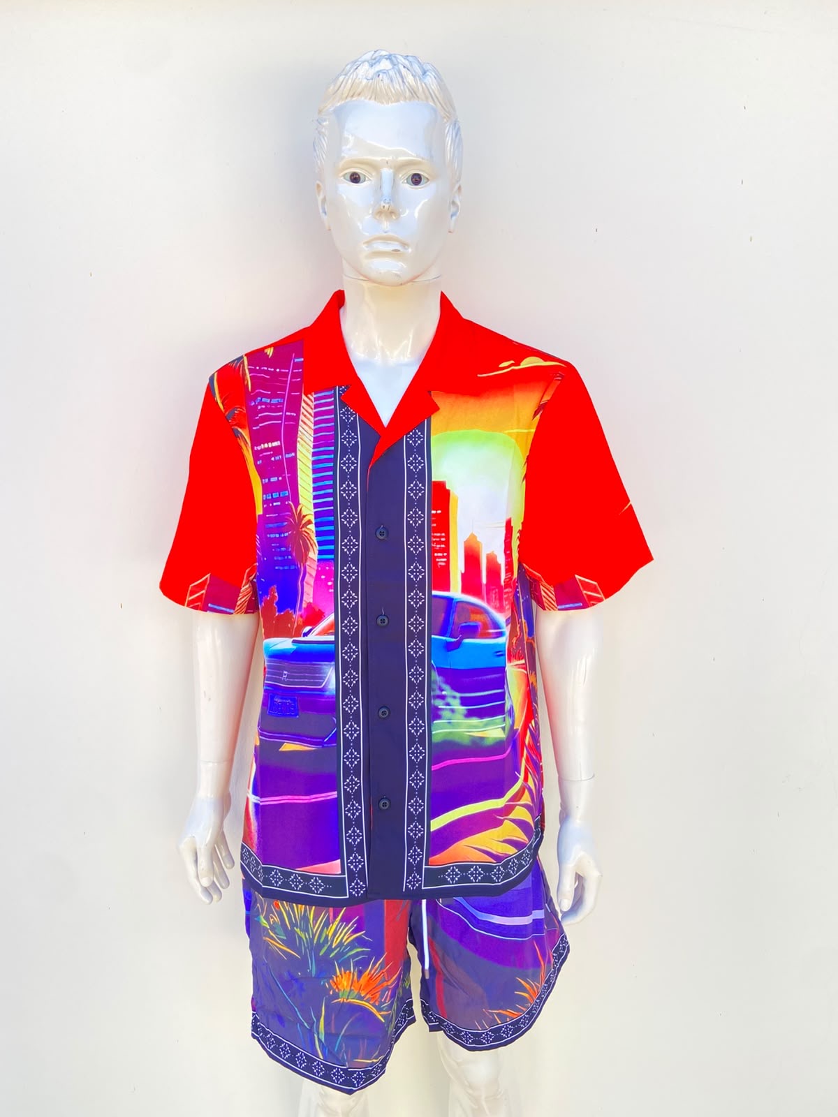 Conjunto, multicolor: rojo con estampado de un atardecer en una ciudad, de Bermuda y camisa.