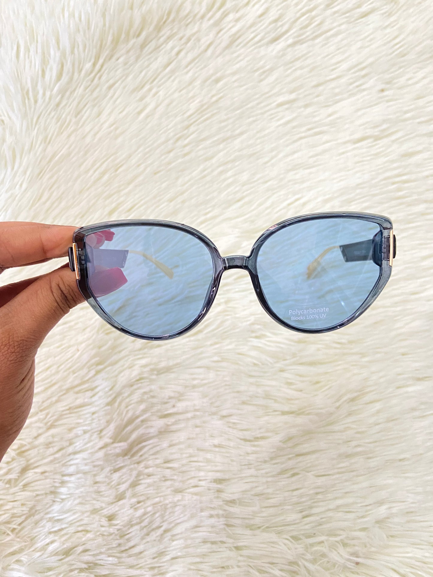 Lentes, negros con montura negra y dorada y micas de color azul, estilo gato, con protección UV 100% Polycarbonate.