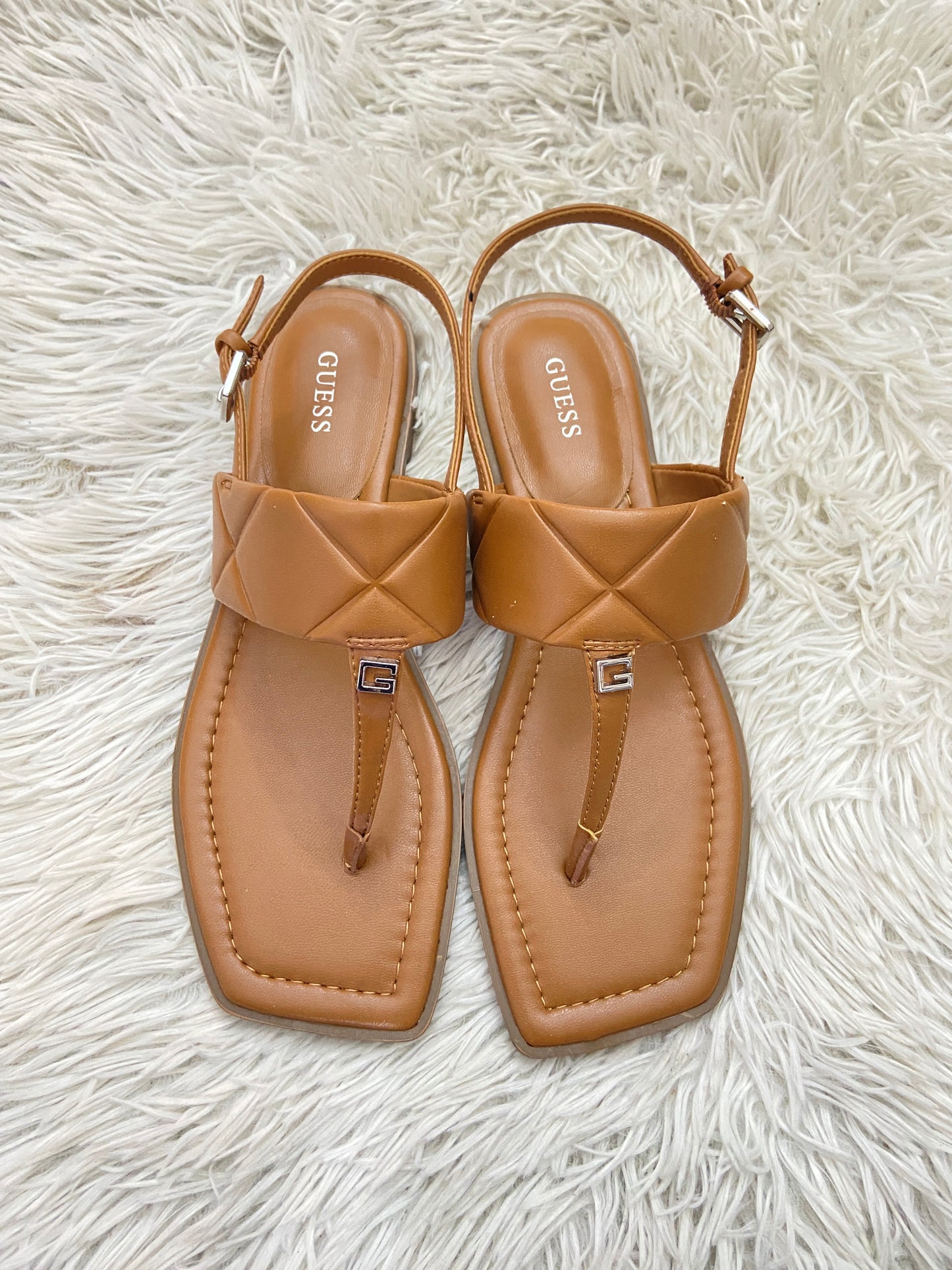 Sandalias Guess original marrón con correa ajustable y pequeña placa G.