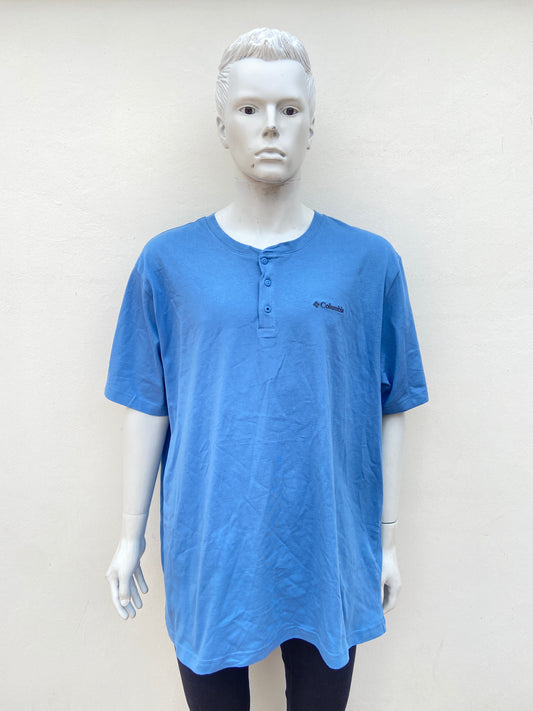 T-shirt Columbia original azul claro con letras de la marca al lado.