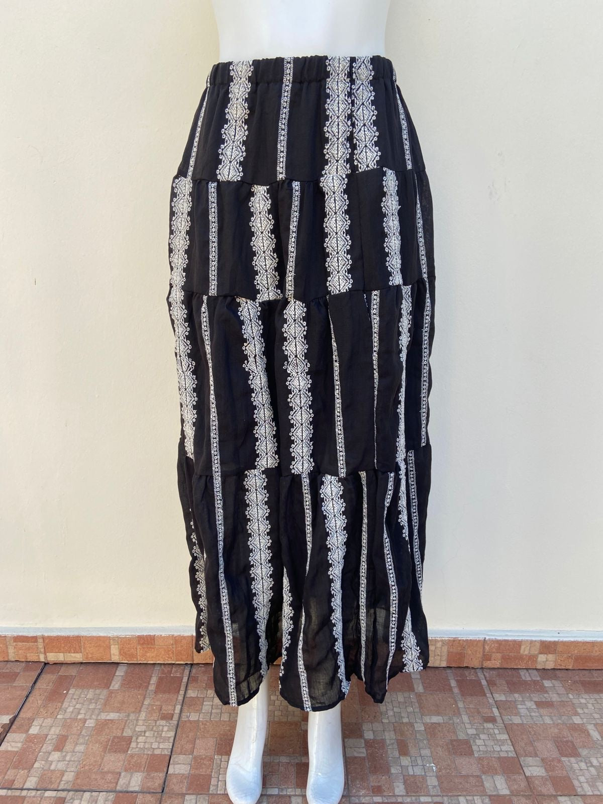 Falda negra con detalles en color blanco, larga.