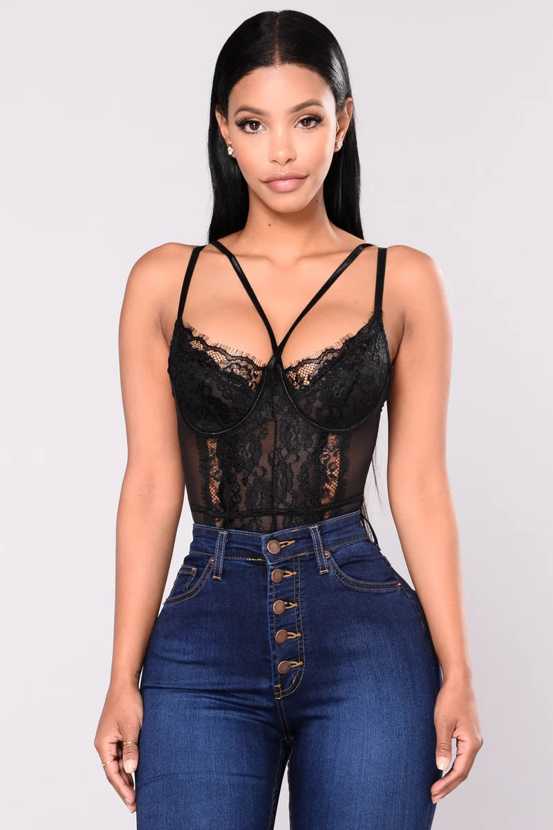 Lenceria, negra con encaje y transparencia.