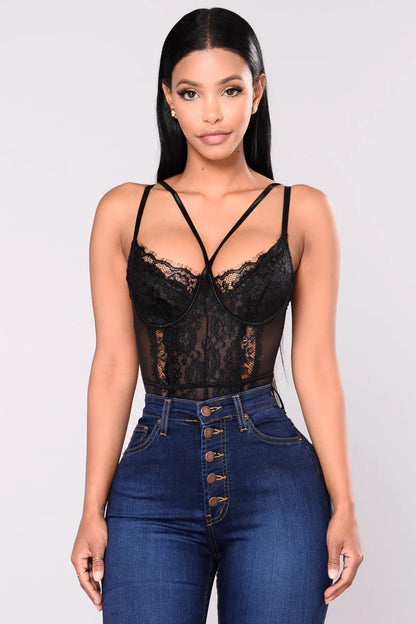 Lenceria, negra con encaje y transparencia.