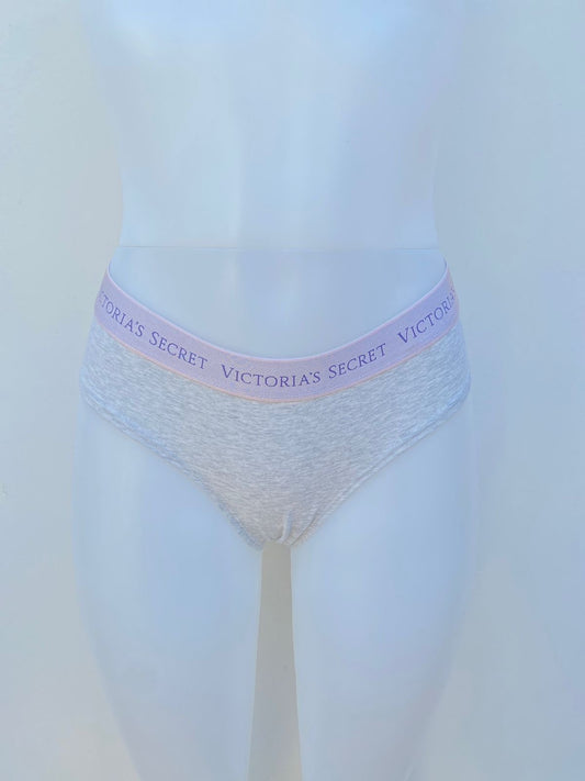 Panti Victoria’s Secret original gris con pretina en color morado.
