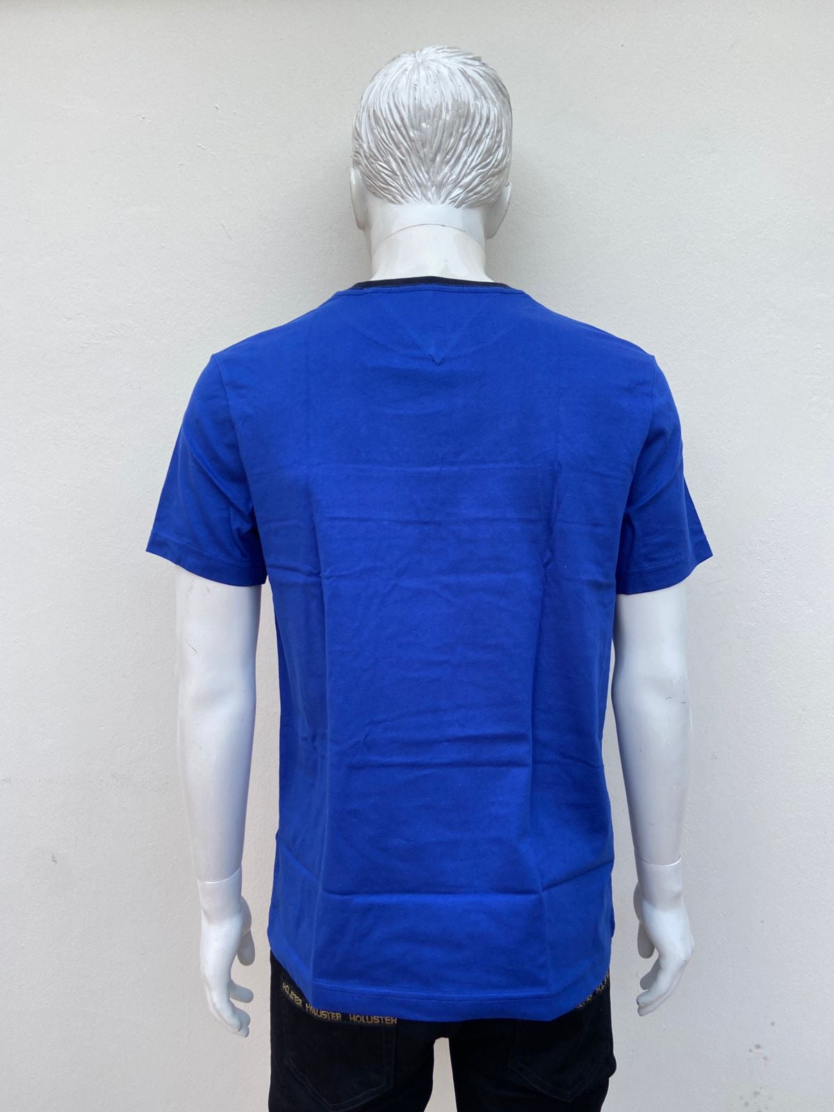 T-shirt Tommy Hilfiger original, azul con logotipo de la marca pequeña en frente y cuello negro.