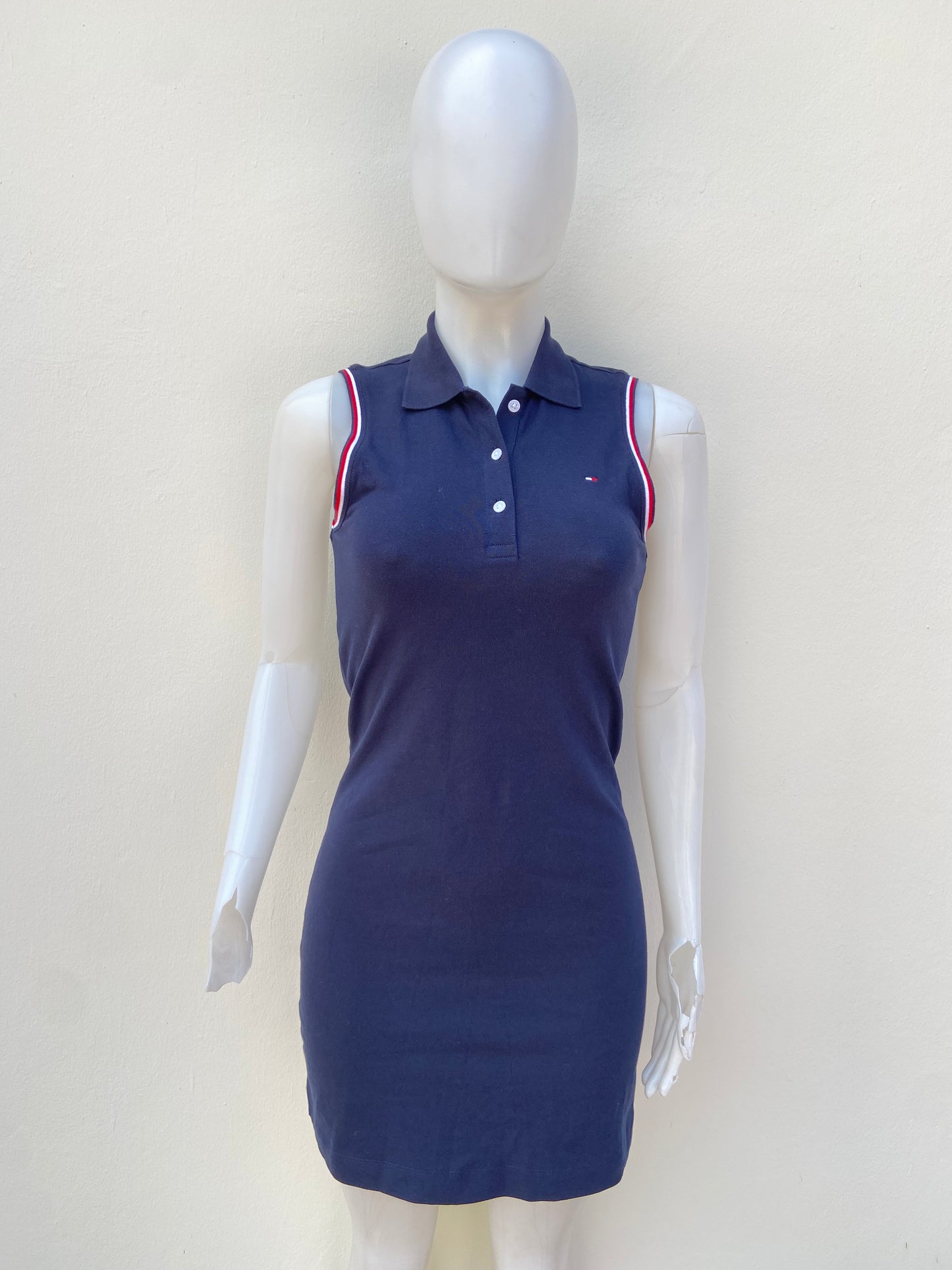 Vestido TOMMY HILFIGER original, azul marino con cuello y líneas rojas en los costados.