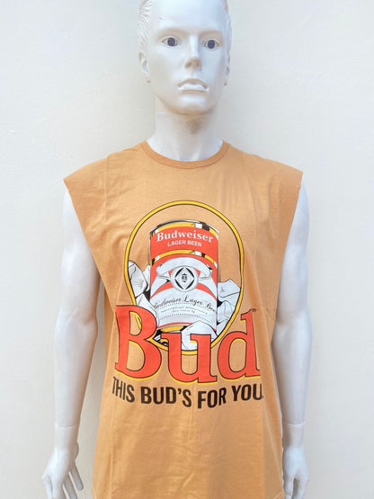 Franela LIFE CLOTHING CO. Original, en color mostaza con una lata de cerveza y el texto Bud this Bud’s for you.