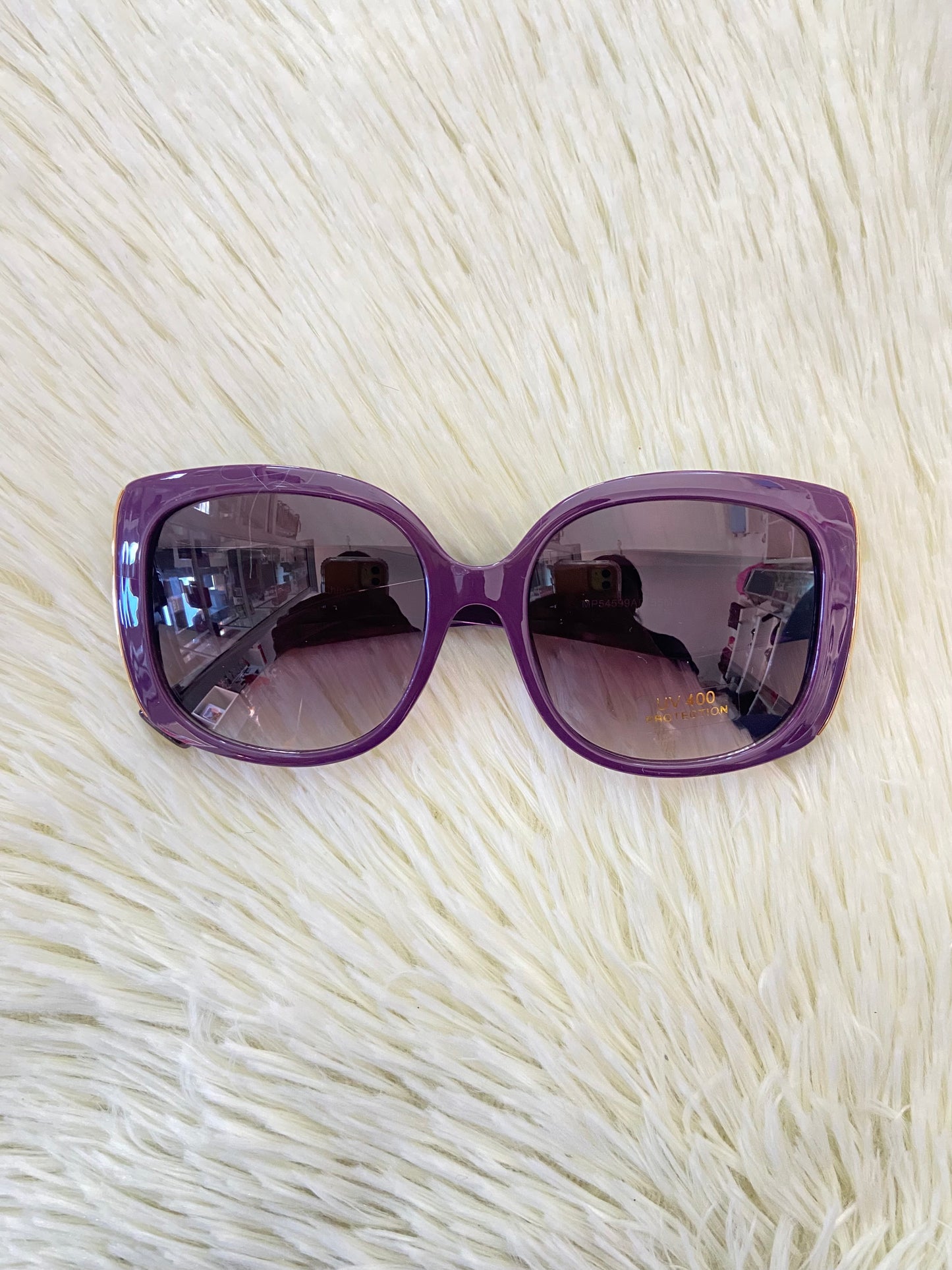 Lentes, morado oscuro con micas negras y detalles en dorado,protección UV de 100-400.