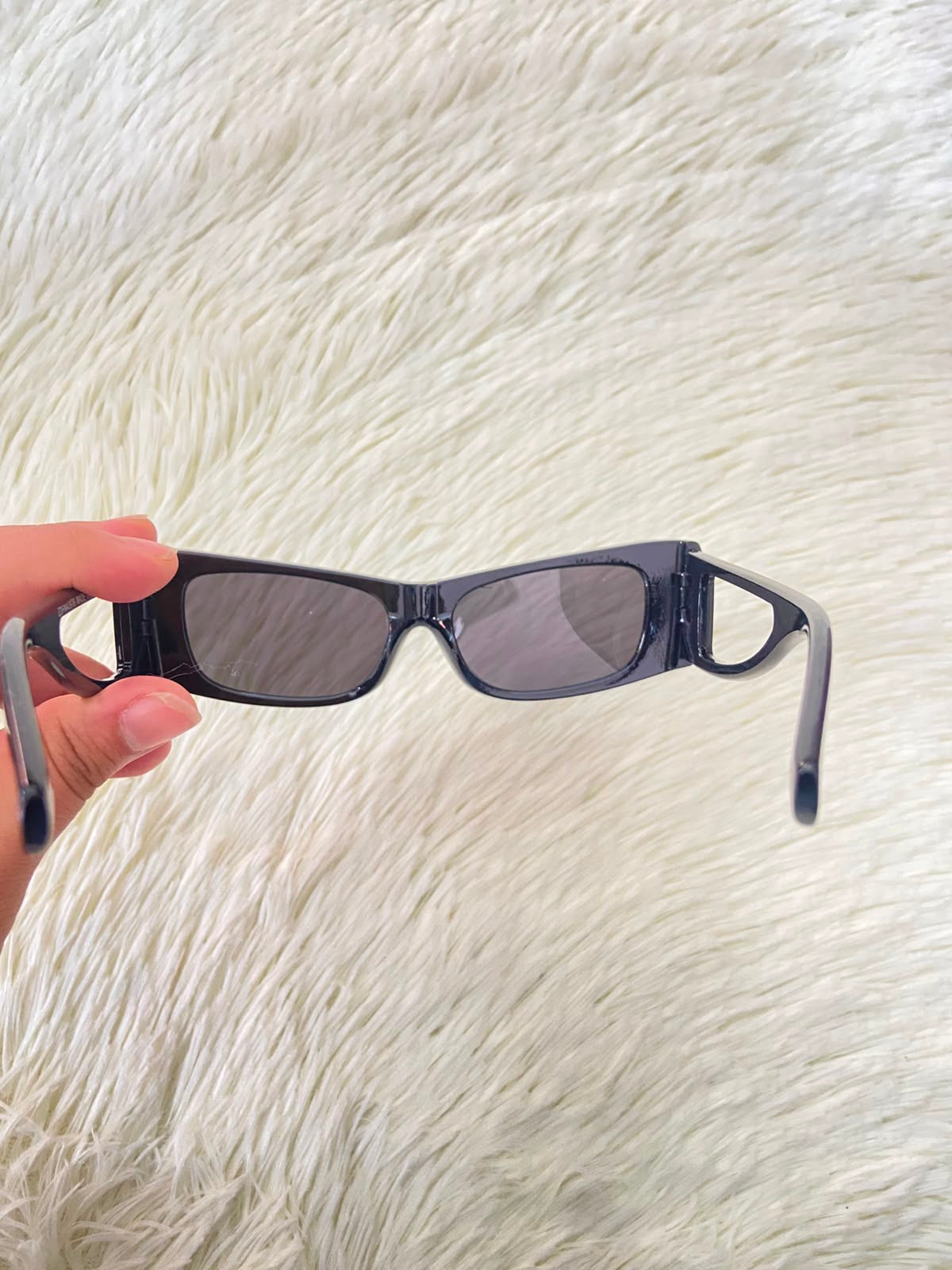 Lentes, negros con micas negras estilo rectangular.