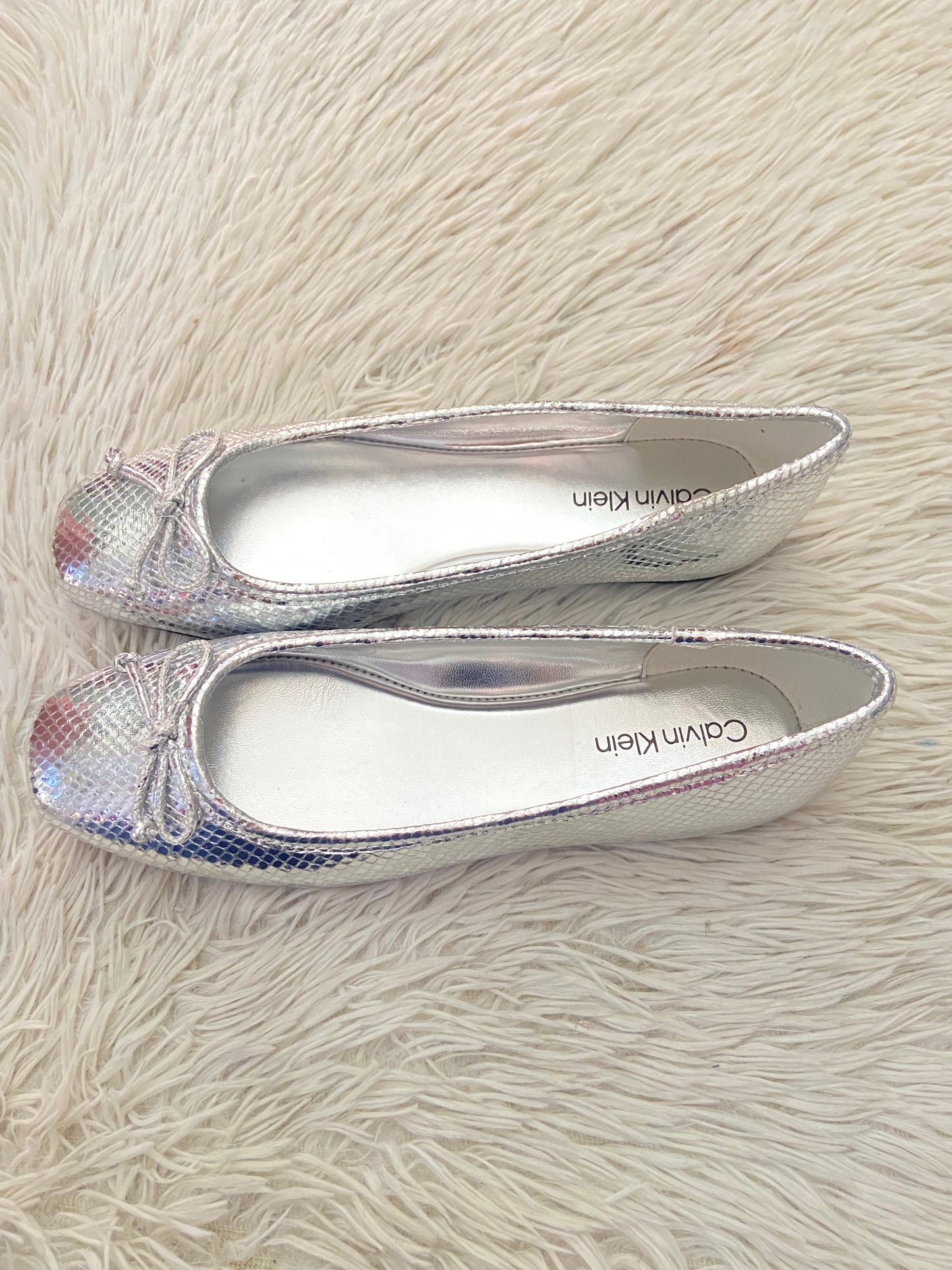 Zapatos CALVIN KLEIN original, color plateado con moño en frente, estampado de animal print