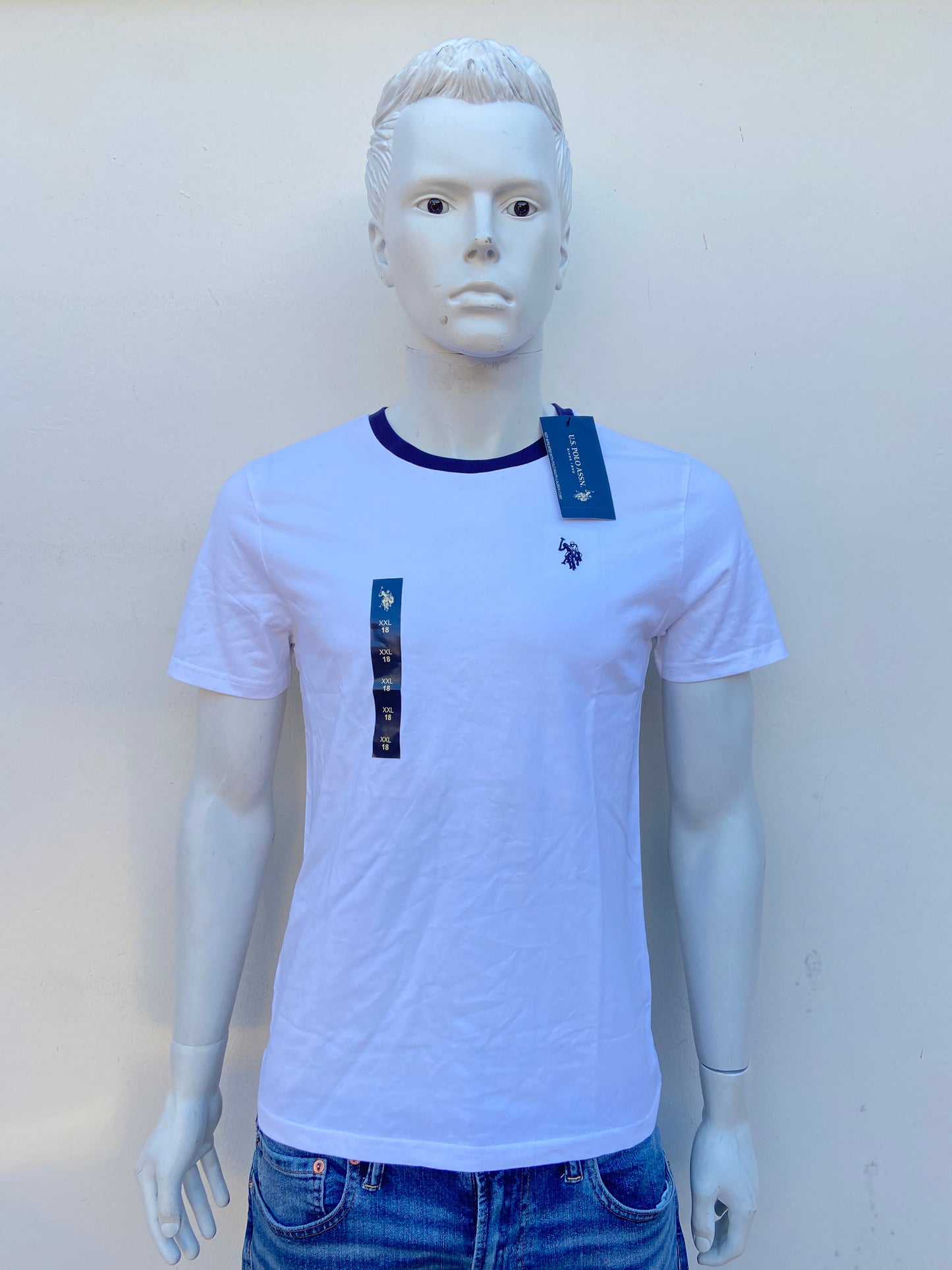 T-shirt U.S Polo original blanco, con cuello y logotipo en azul marino.