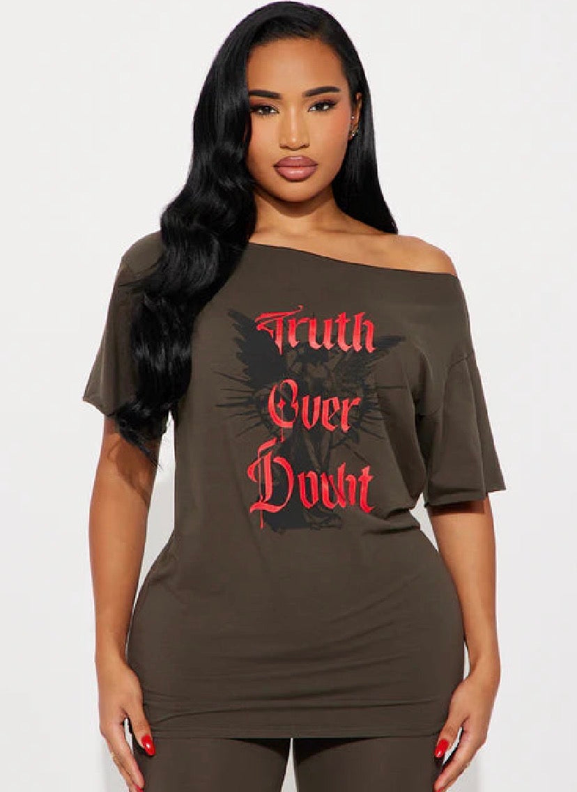 Top/ t-shirt, verde oliva de mangas caídas y letras en  color rojo TRUTH OVER DOUBT.