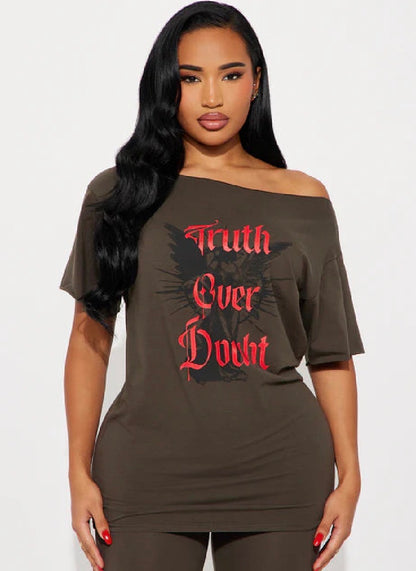 Top/ t-shirt, verde oliva de mangas caídas y letras en  color rojo TRUTH OVER DOUBT.
