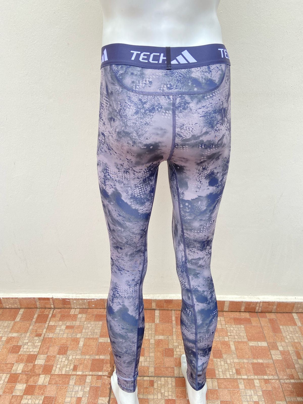 Legging/ licra Adidas original al azul marino  con estampado en color negro, para caballeros.