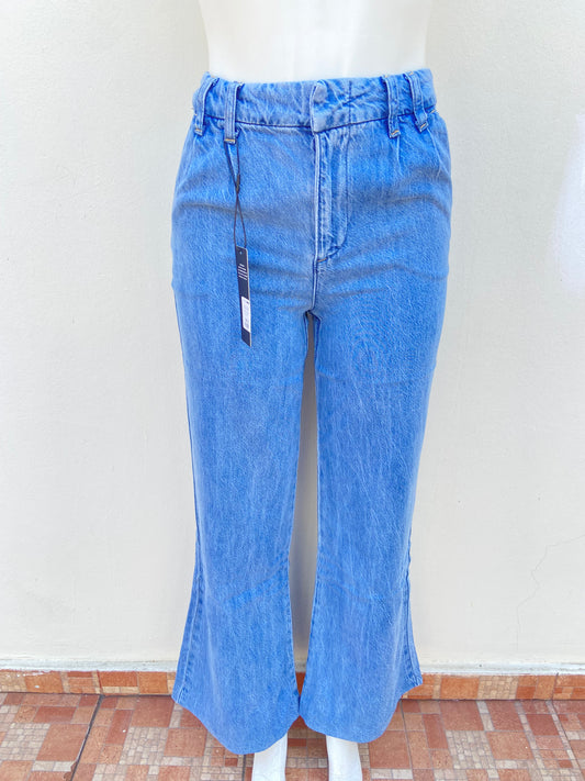 Pantalon Jean,azul claro liso, ancho estilo campana con costura en hilo azul.