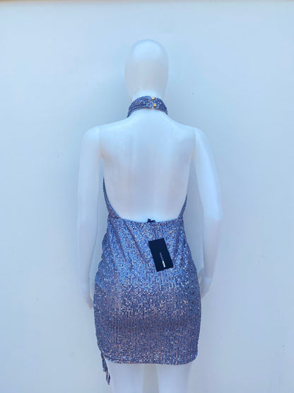 Vestido mini Fashion Nova plateado, tela stretch que se adapta a ti y lazo ajustable.