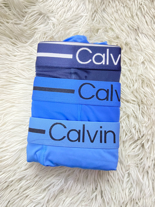 Boxer Calvin Klein original, pack de 3, diferentes tonos de azules y letras de la marca en negro.