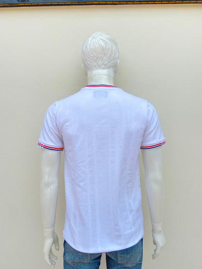 T-shirt VERTICAL SPORT original, en color blanco con líneas rojas y azul marino con cuello y mangas.