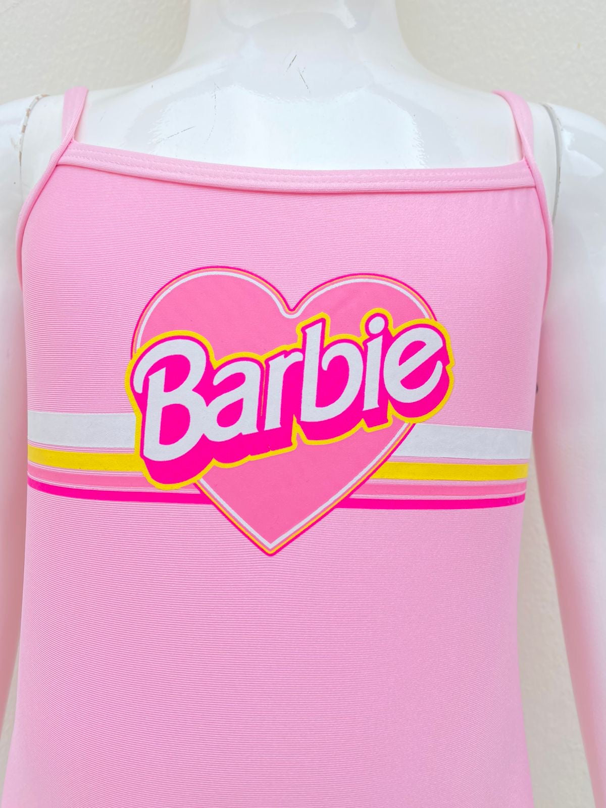 Biquini Fashion Nova original rosado con letras BARBIE en un corazón.
