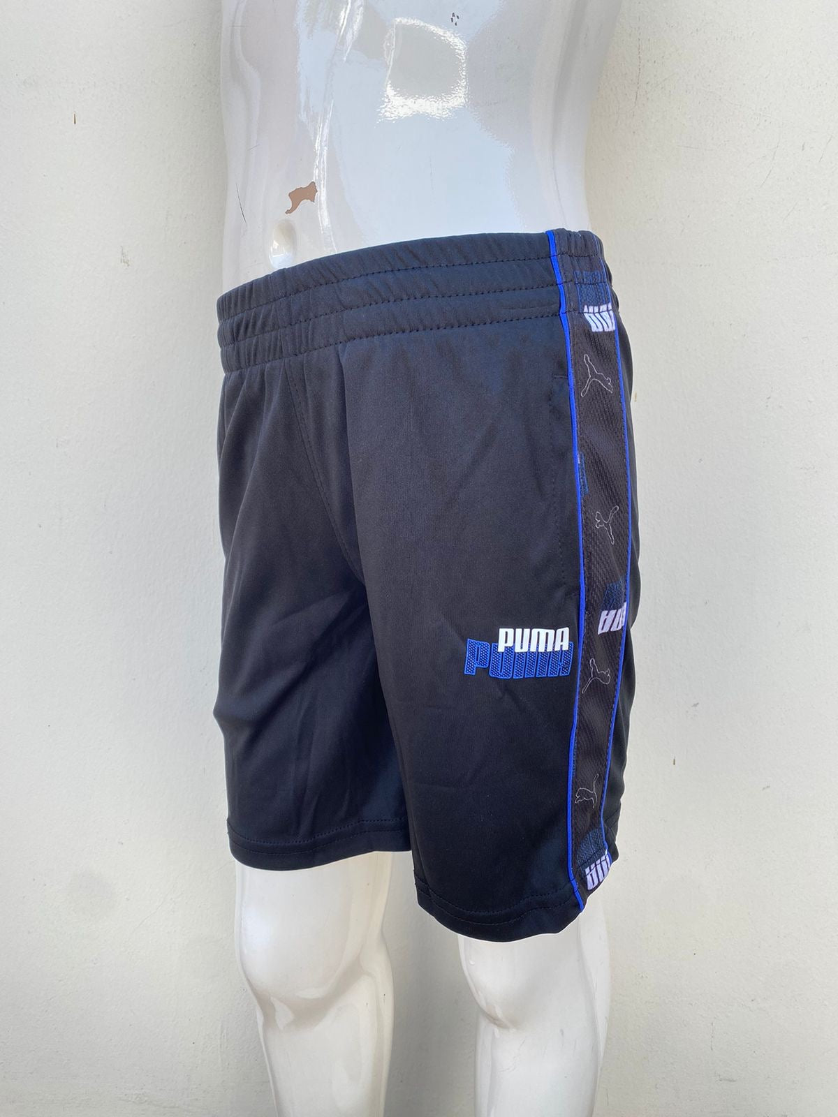 Bermuda Puma original negra con libras azules y letras de la marca.