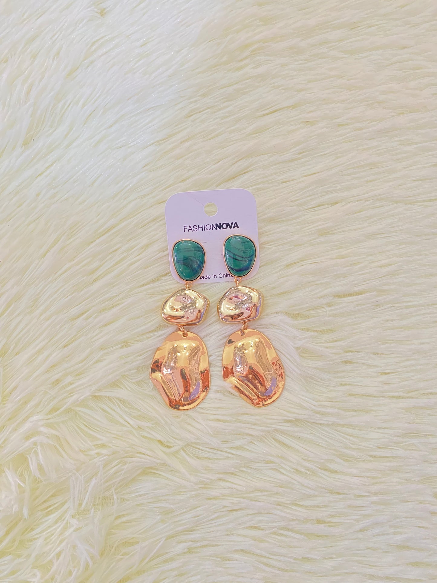 Arete de tres piezas en color verde y dorado.